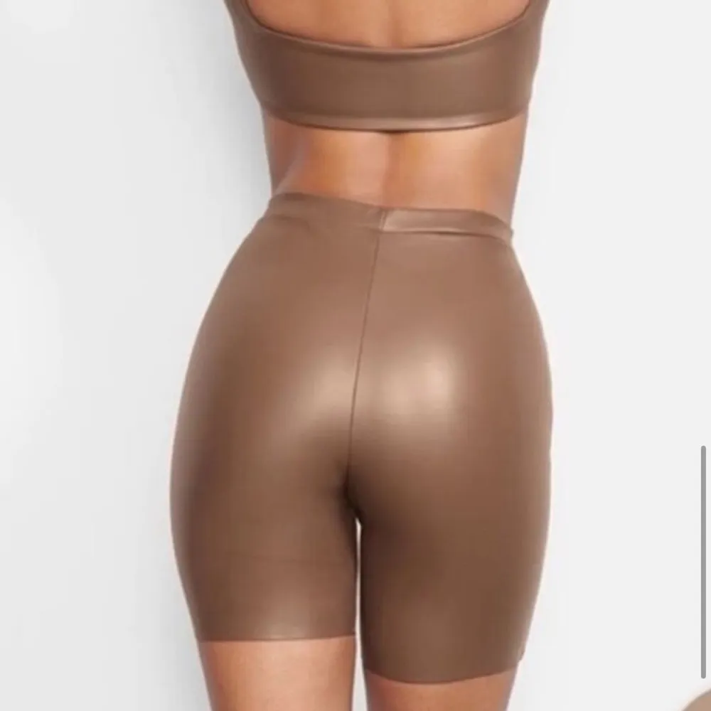 Skims faux leather biker short cocoa color size S NWT - Image 3