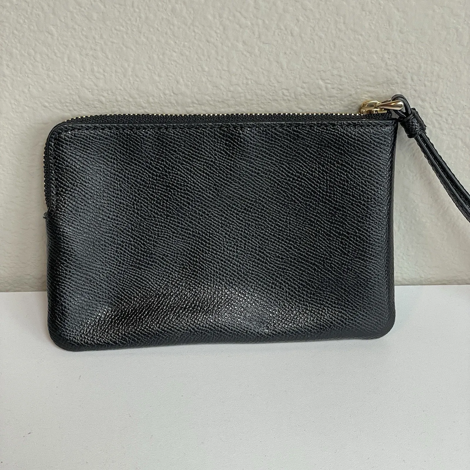 Coach Corner Zip Wristlet in Cross Grain Leather F58032 Black Gold Zipper EUC - Image 4