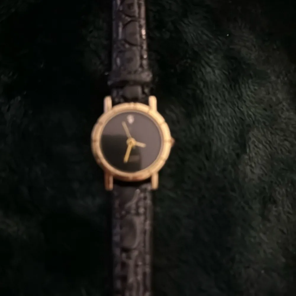 Vintage Minimalist Gold-Tone Quartz Watch Black Dial Diamond Accent Leather Band - Image 3