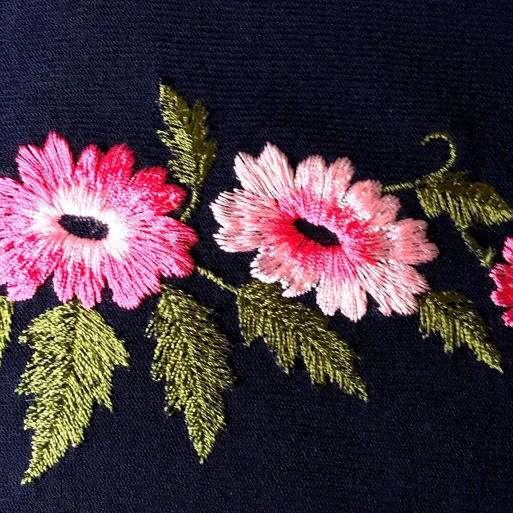 💕💕New York & Company SHEER Blue Top w/Embroidery 🌸 - Image 5