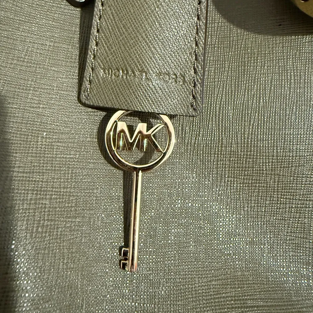 Michael Kors Hamilton Large Saffiano Leather Tote Bag Olive Green - Image 12