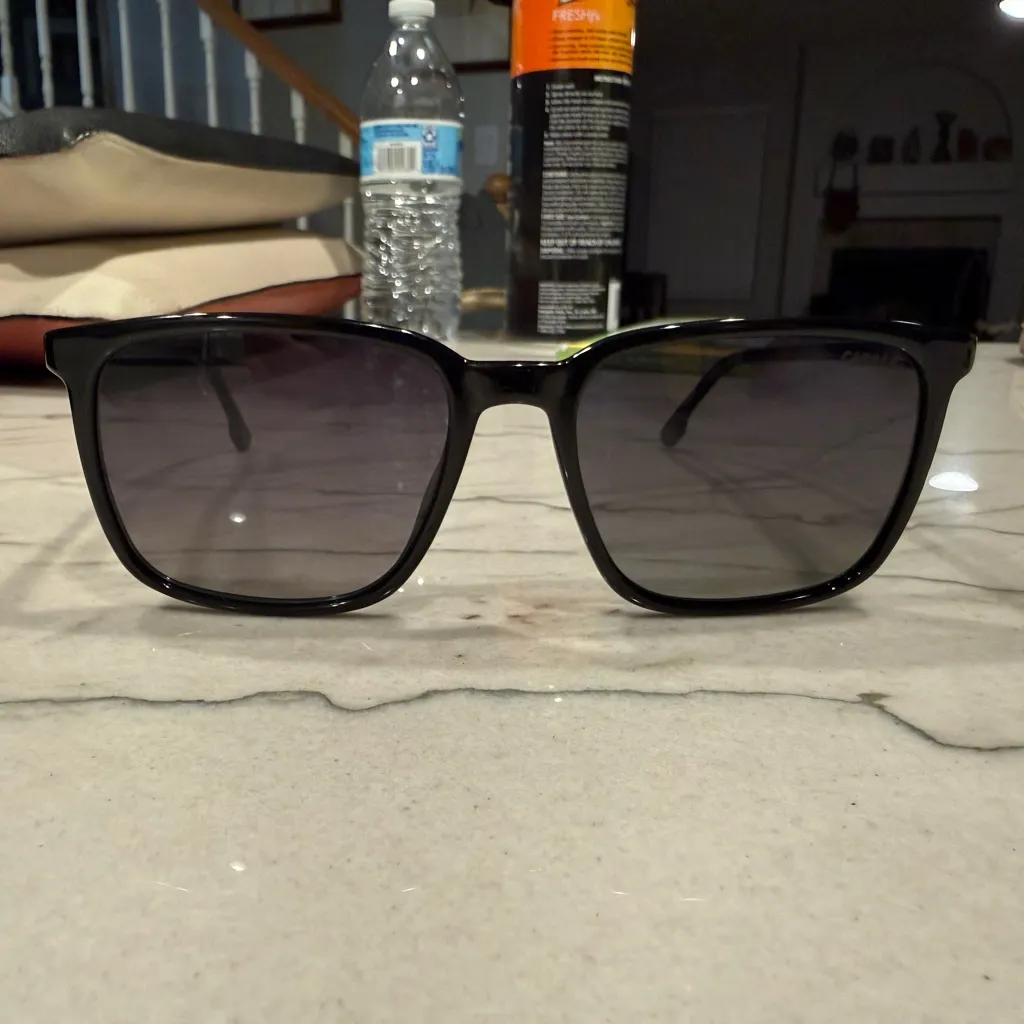 Carrera 259/S sunglasses with black plastic frames and grey gradient lenses - Image 12