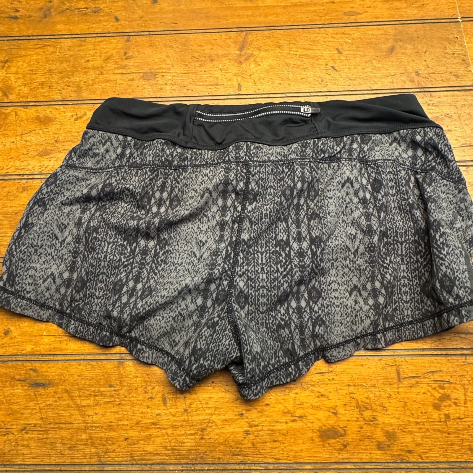 Athleta Women's Black Grey Patterned Athletic Running Shorts Size‎ M - Image 3