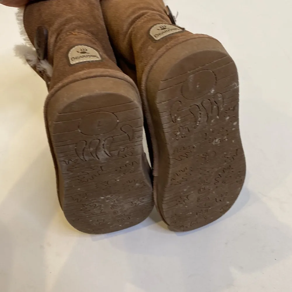 BEARPAW  Rosie Women’s Shearling Ankle Booties w/Loop/Button EUC Sz 7 Suede Wool - Image 9