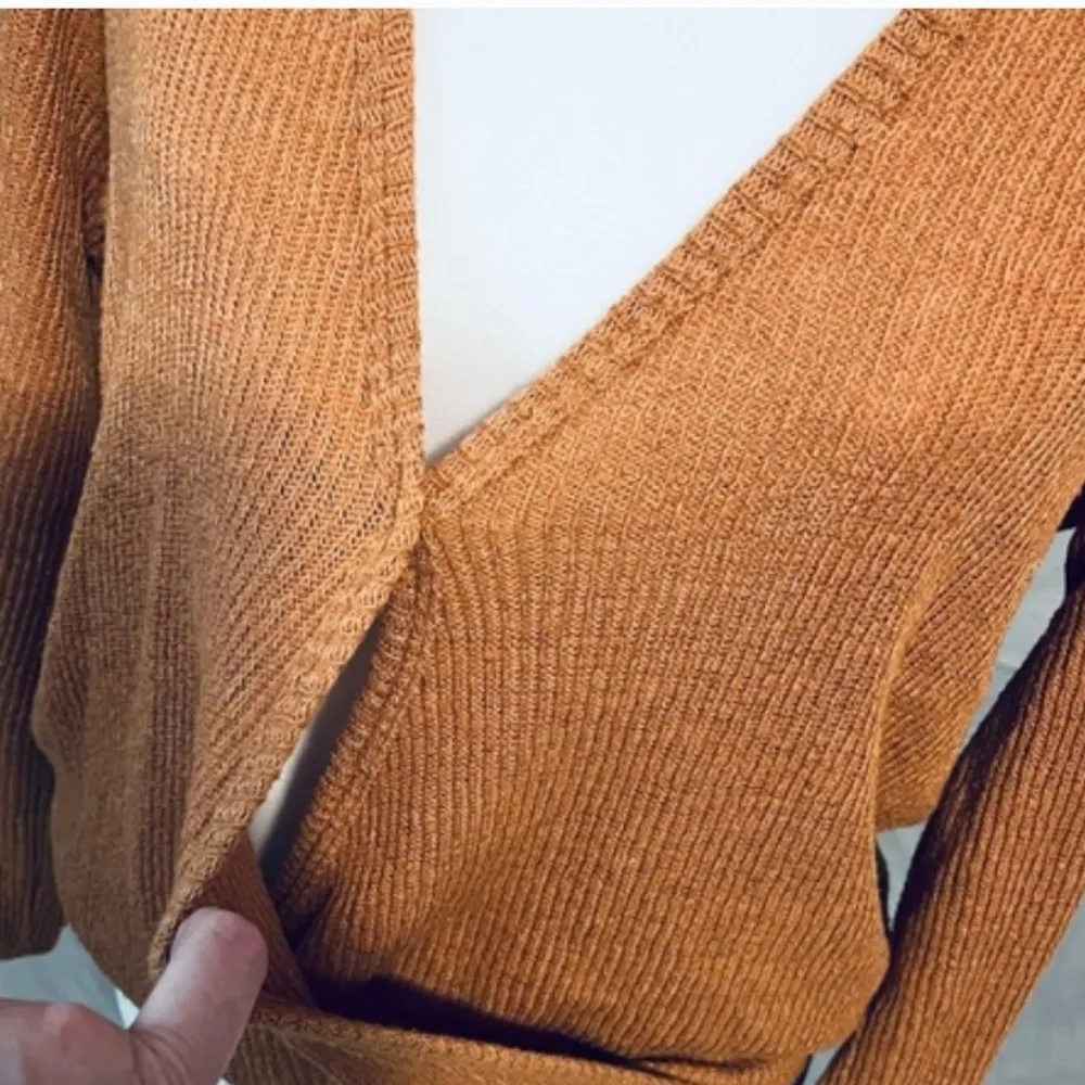 Sadie & Sage V Neck sweater Wtap style lightweight size Xs burnt orange - Image 2