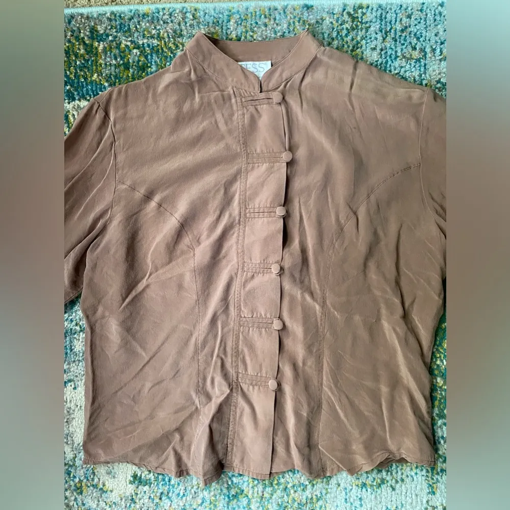 Vintage Tess collarless button down tan silk blouse, size medium - Image 3