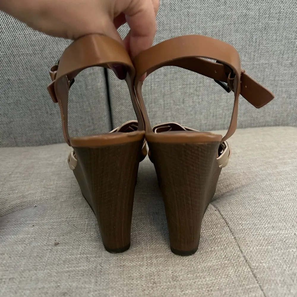 Gold & brown wedge heels! Size 6 - Image 3