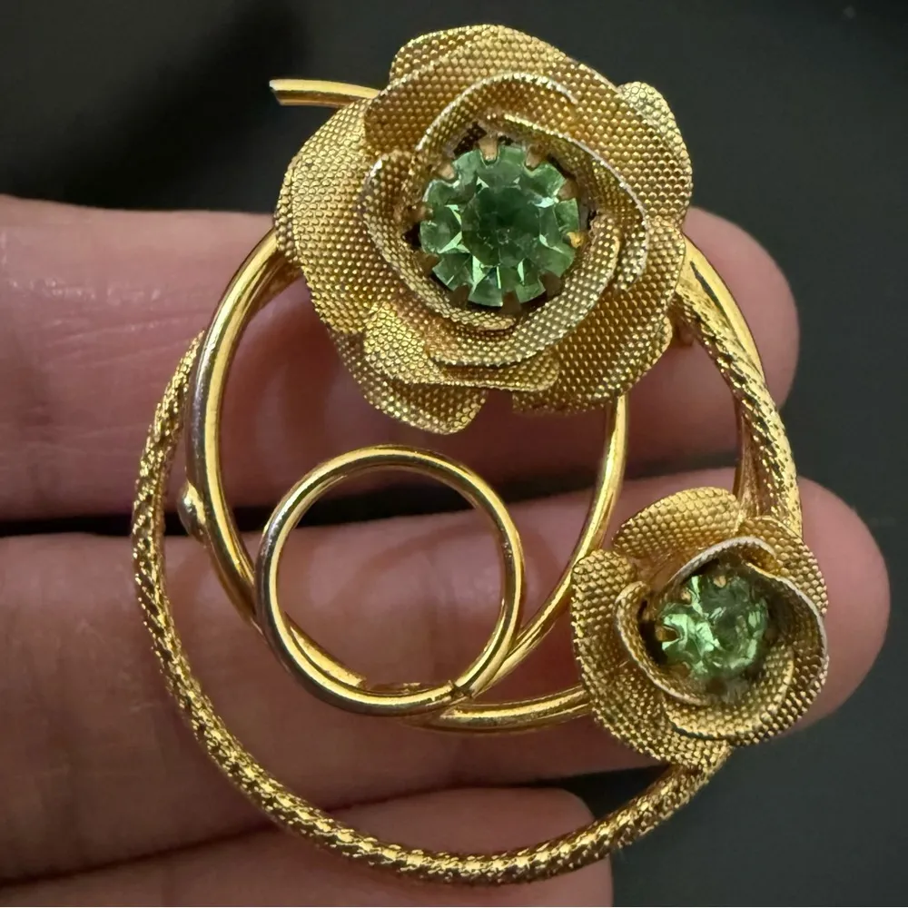 Vintage Unsigned Gold tone Peridot Green Rhinestone Birthstone Floral Brooch 8g. - Image 6