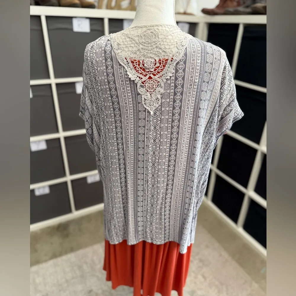 Skies Are Blue White and Gray Floral Patterned Boho Lace Trimmed Kimono Cardigan - Image 2
