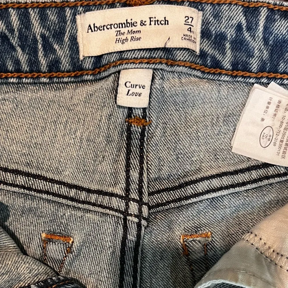 Abercrombie and Fitch Curve Love High Rise
Mom Jean, Size 27 (4) Regular - Image 10