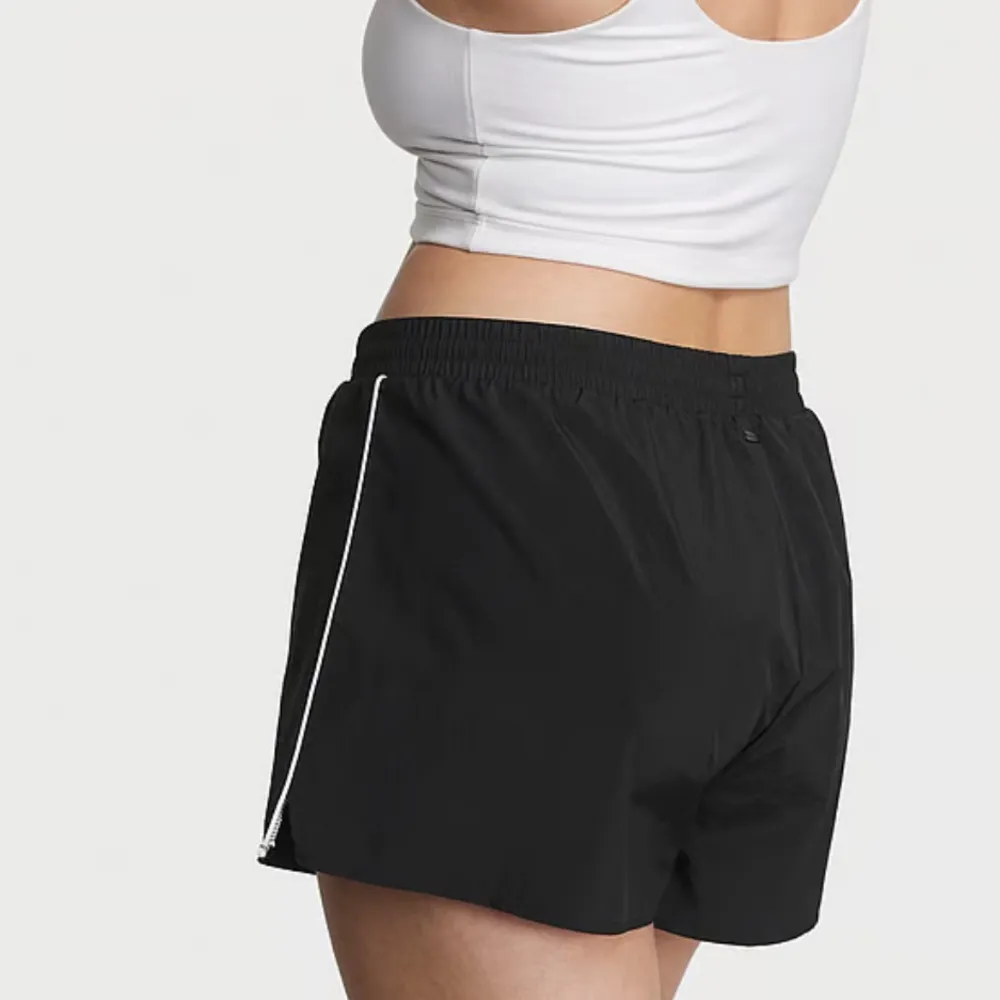 New 

VICTORIA'S‎ SECRET
Parachute Short - Image 2