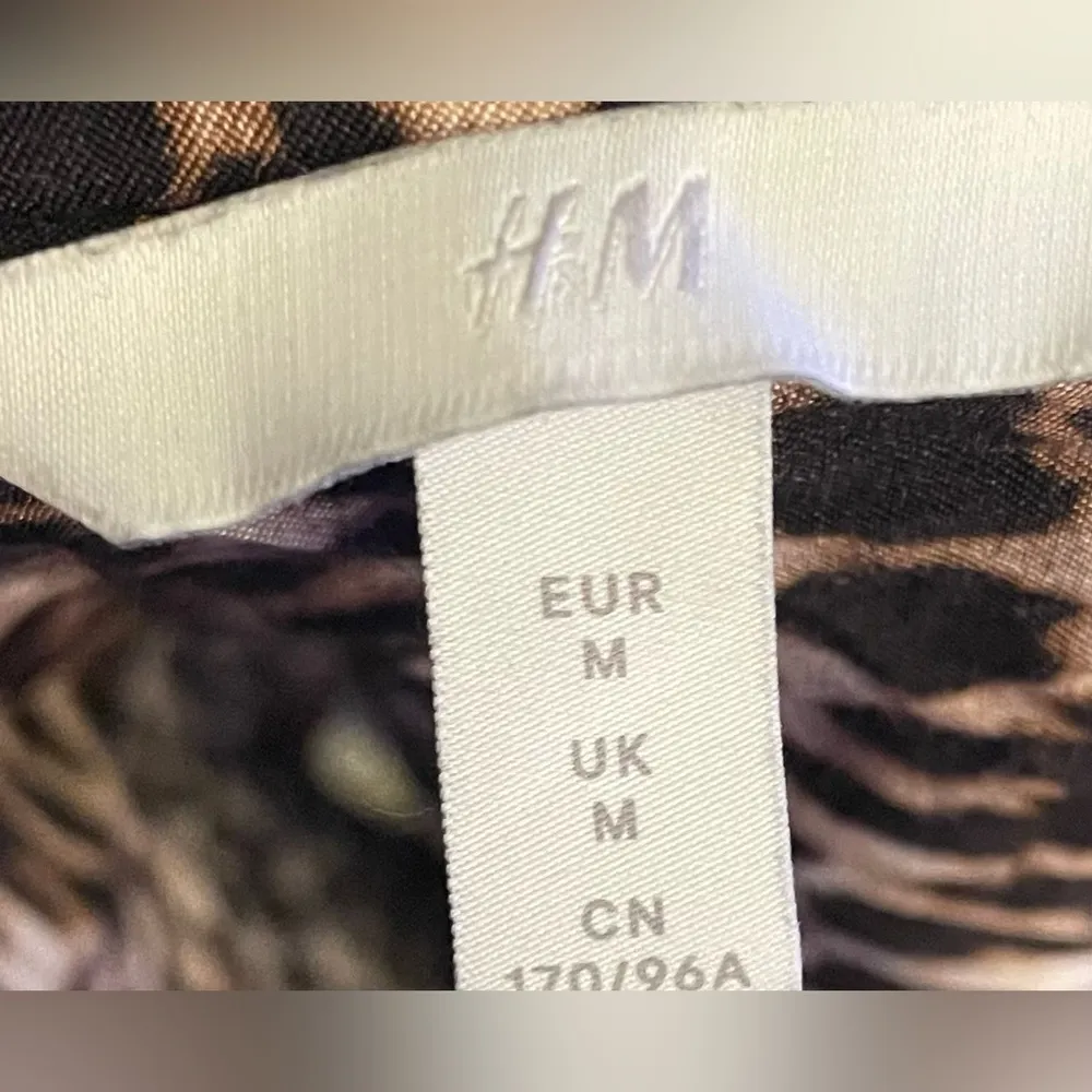 H&M- Button‎ Up Crop Top Womens Brown Ivory Leopard Print Collared Size M - Image 6