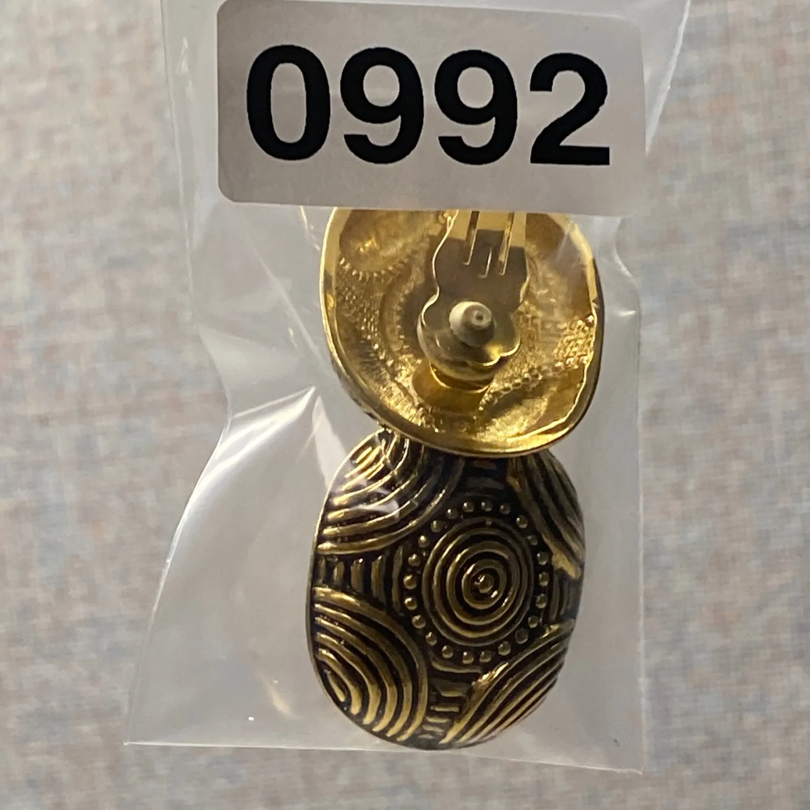 Unique Gold Tone Clip On Oval Earrings Tribal Design Geometric Textured Jewelry - Image 7