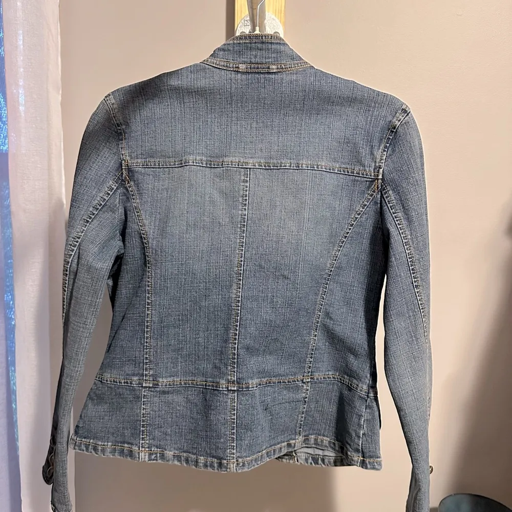 EUC Lena Jeans denim jacket, stretchy, zip closure, button details Blue Size M - Image 3