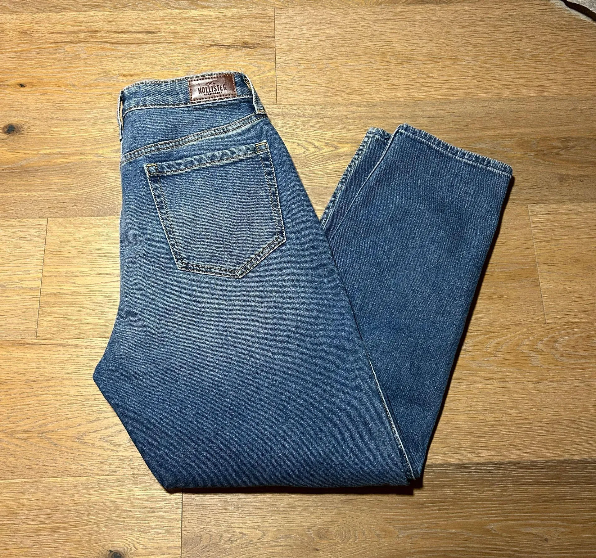 Hollister Size 28 ultra high rise mom jeans,  size 7 - Image 3