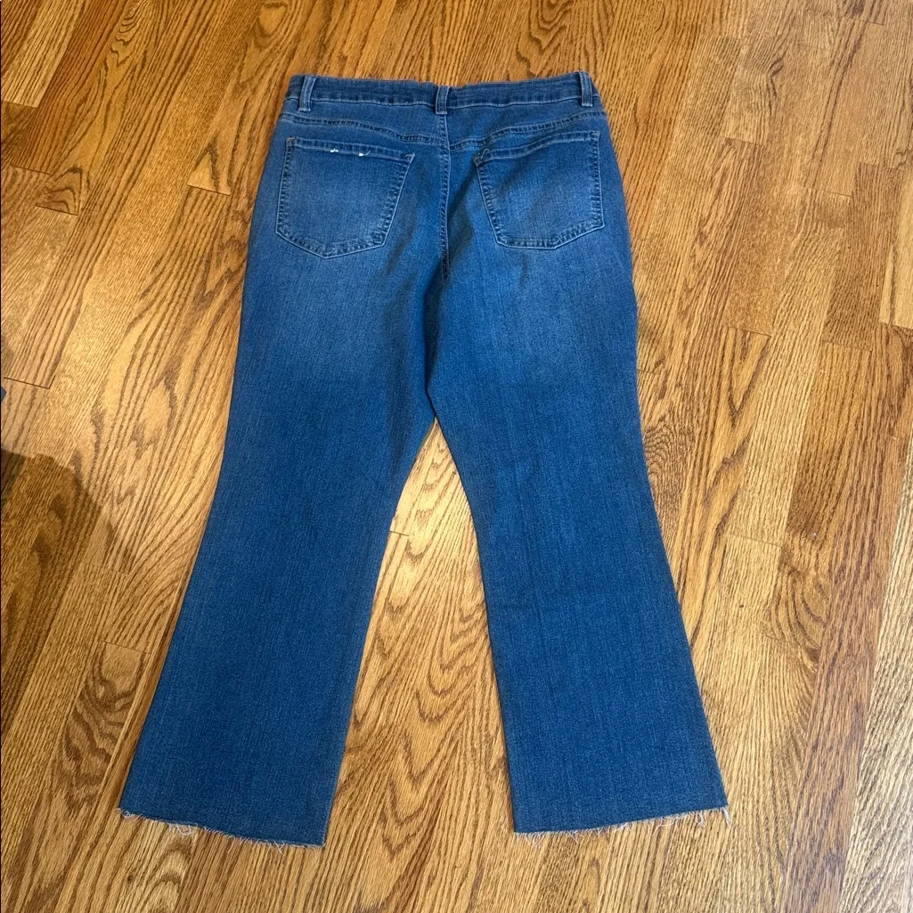 D. Jeans raw hem relaxed, straight, fit jeans - Image 3