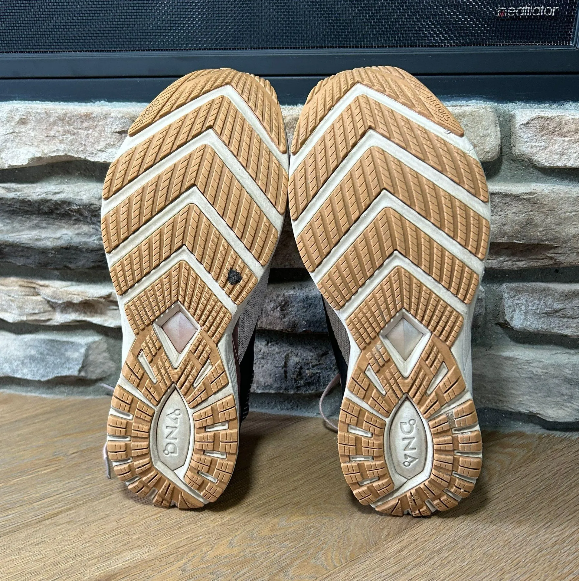 Brooks women’s size 11 Ricochet DNA running shoes - Image 7