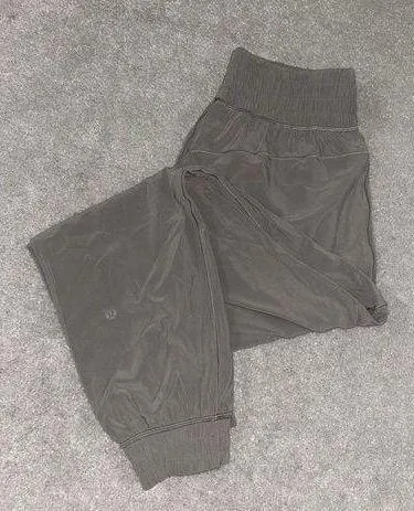 Lululemon Sun Setter Joggers Womens 8 Gray Lightweight Stretch Relaxed Fit Yoga - Image 1