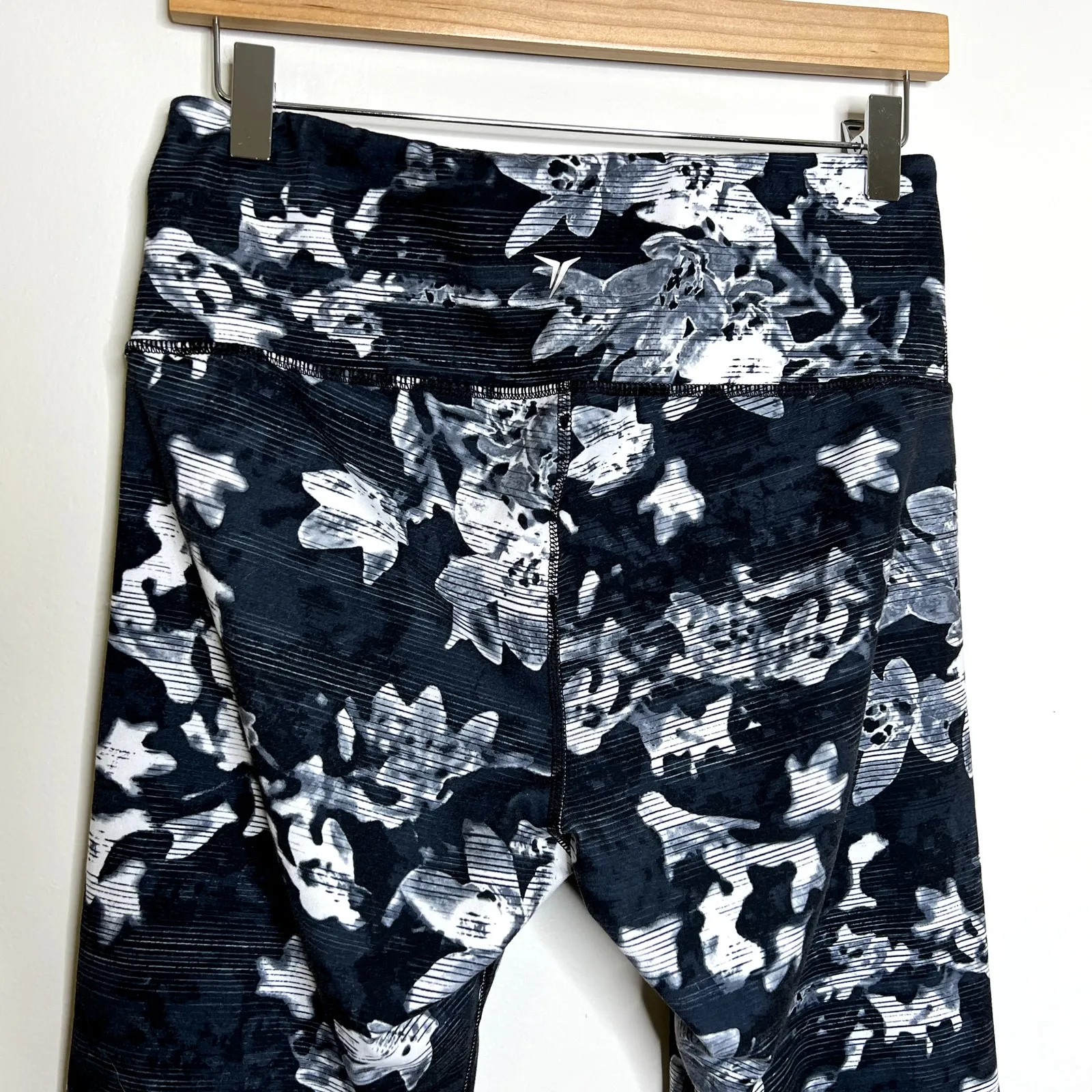 Old Navy Active Floral Capri Leggings - Image 3