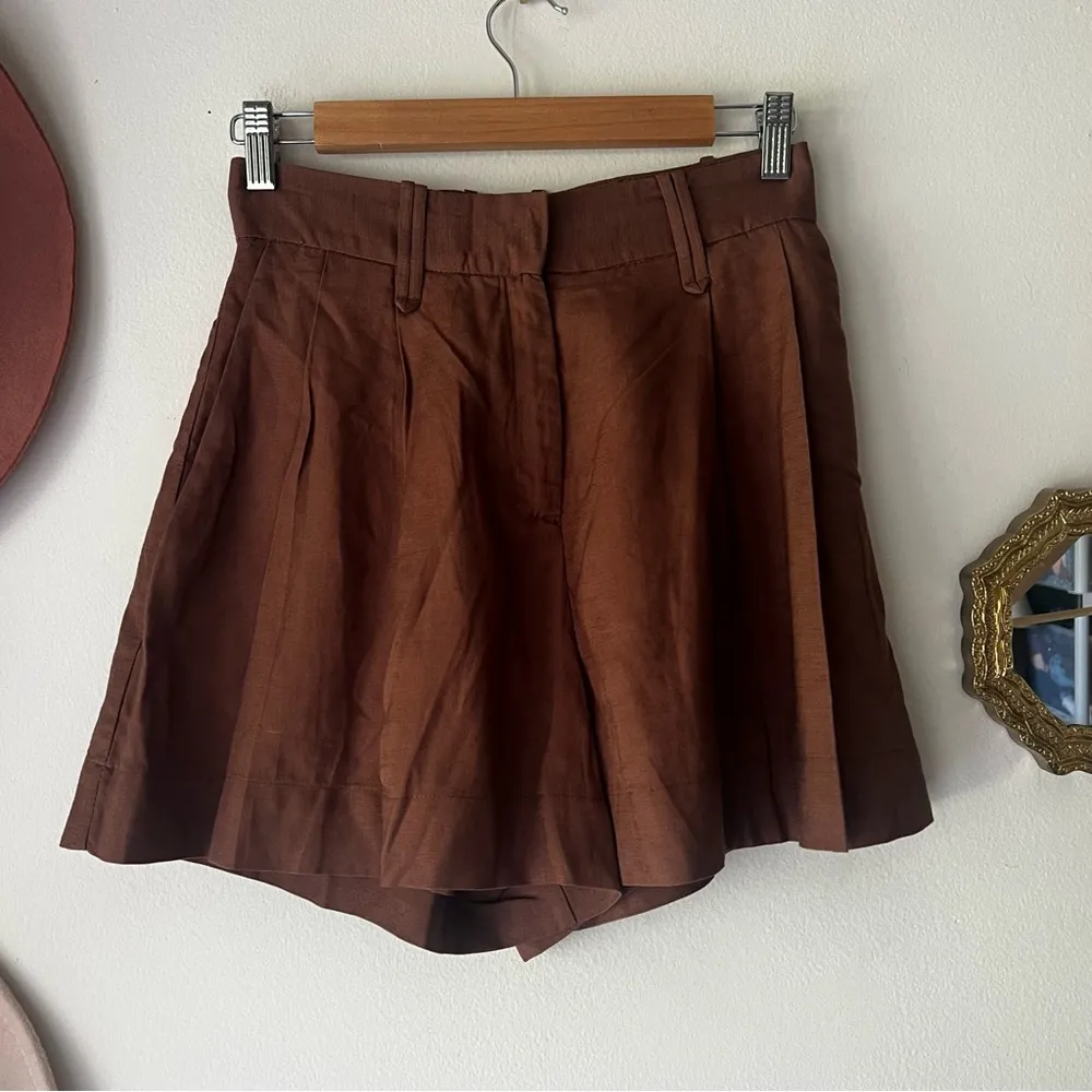 VICI pleated front high waisted shorts brown Women’s SIZE SMALL linen blend chic - Image 2