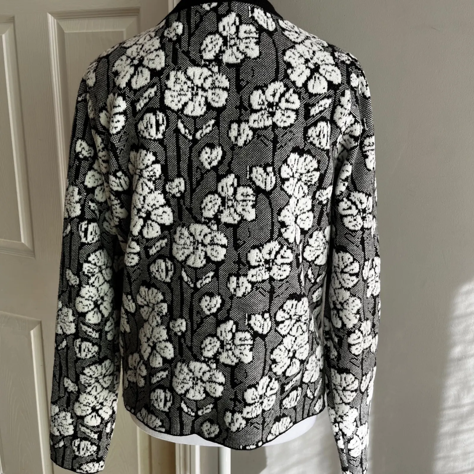 Floral Knit Cardigan Sweater Black & White Gold Buttons Pockets Size Medium Chic - Image 6