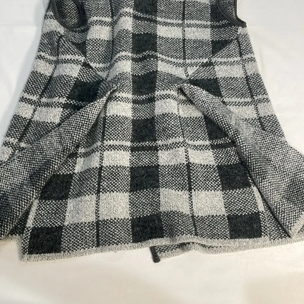 Long cape vest single snap closure dual pocket plaid vent back soft knit sweater Gray Size L - Image 9