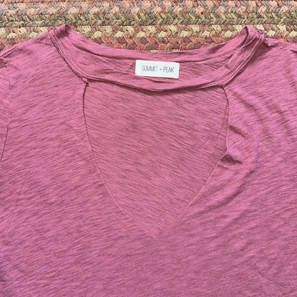 SUMMIT + PEAK PINK V CUT TEE - Image 4
