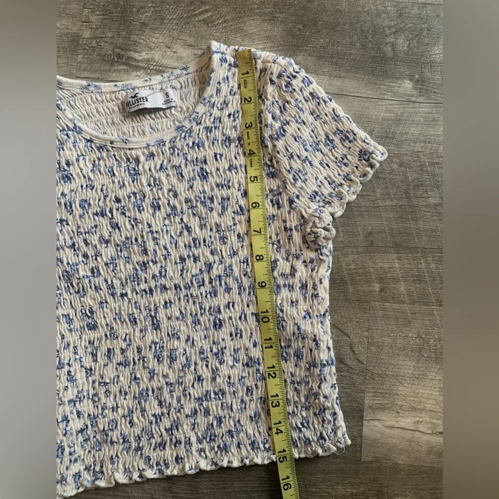 HOLLISTER CALIFORNIA SMOCKED CROPPED FLORAL TOP BLUE SIZE SMALL - Image 3