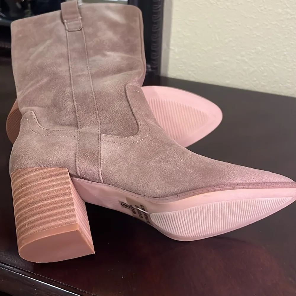 Ladies mid length boots Size 8M by Dolce Vita. - Image 4