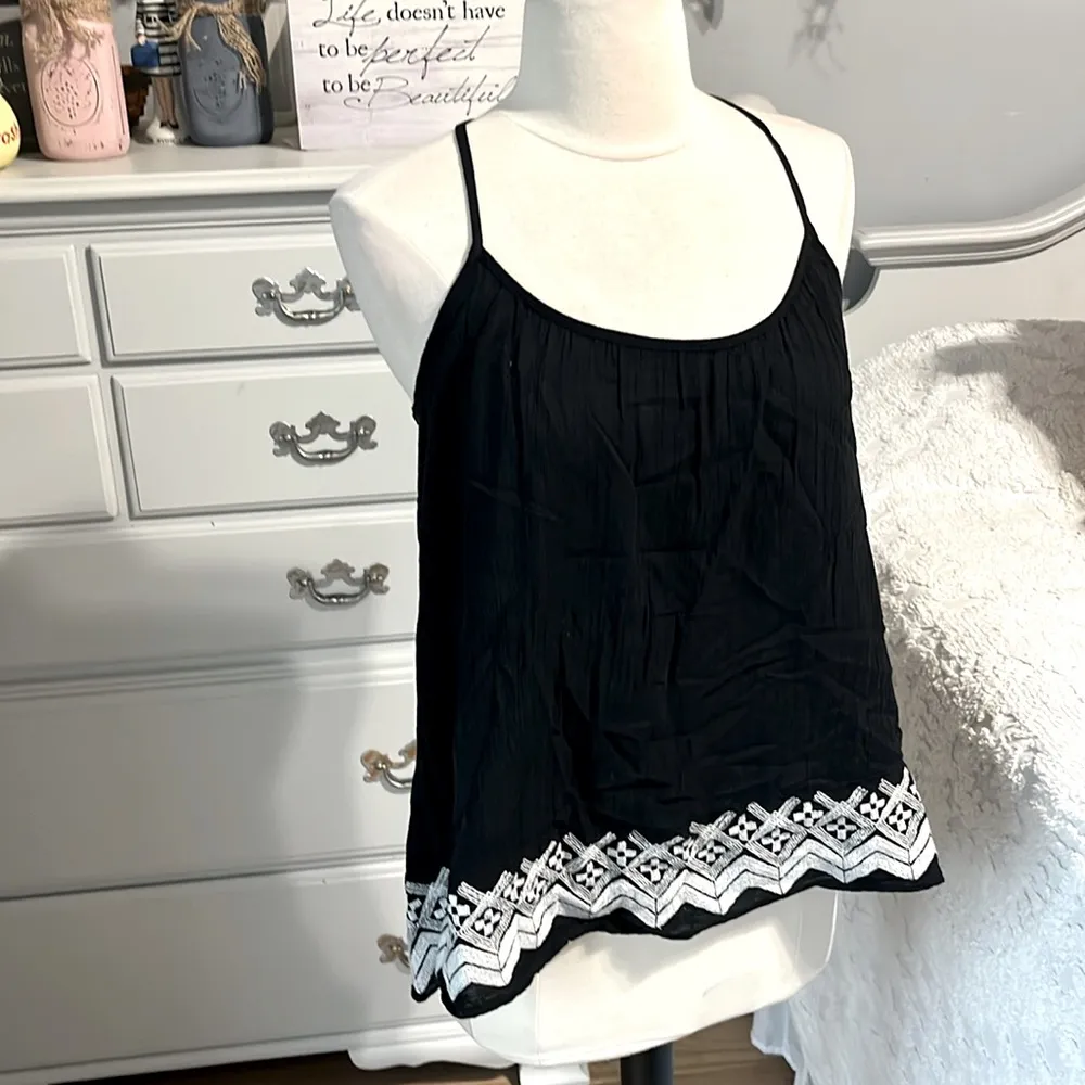 Spaghetti Strap Black Flowy Top White Embroidery New - Image 4