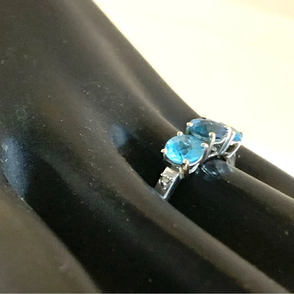 10K SOLID WHITE GOLD BLUE TOPAZ THREE STONE RING (7) - Image 7