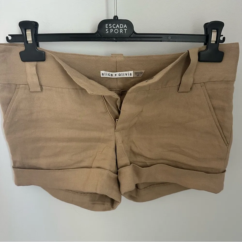 Alice and Olivia Cady Cuffed Shorts - size O -
Linen - Image 4