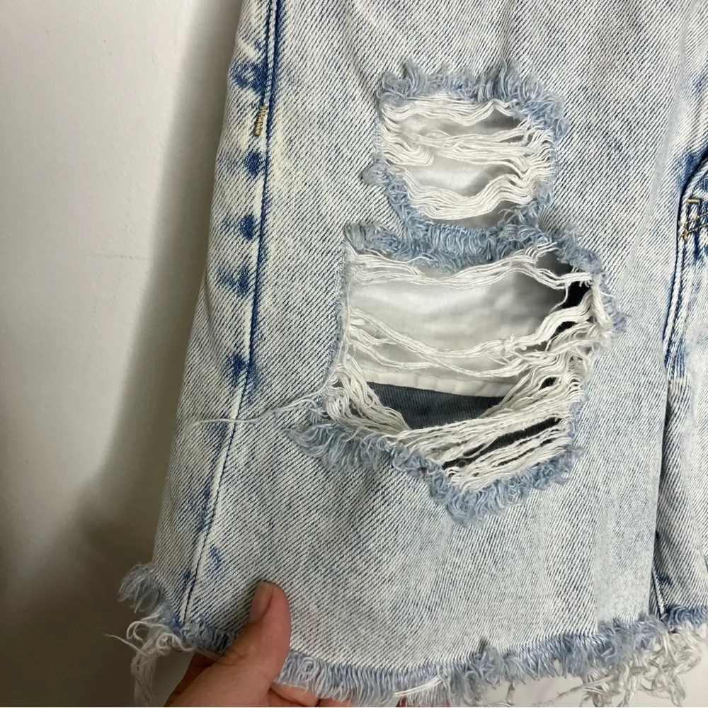 American Eagle Outfitters mom shorts‎ light wash destroyed dem women’s size 4 - Image 2