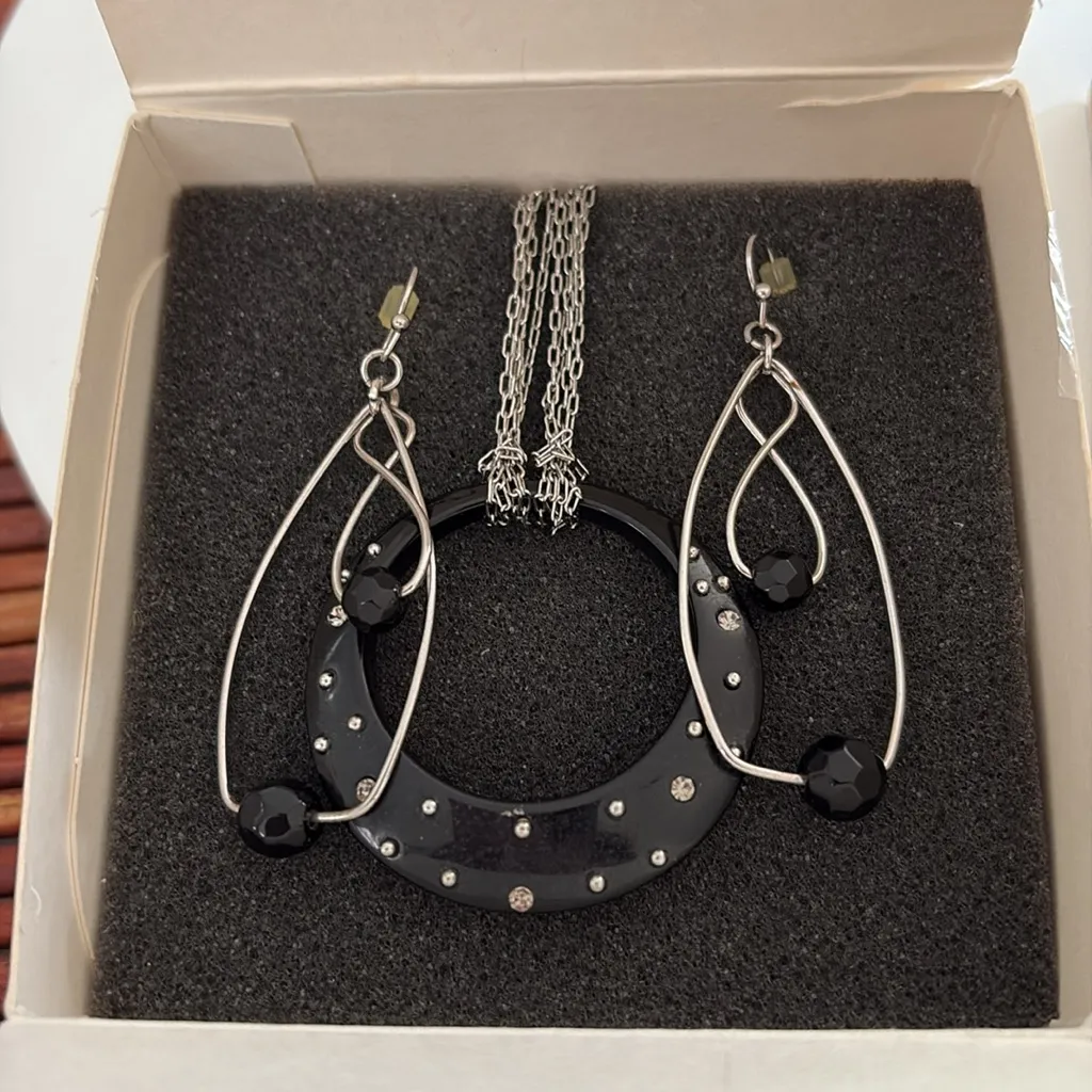 Lia Sophia Silver and Black Jewelry Set Necklace & Earrings - Image 7