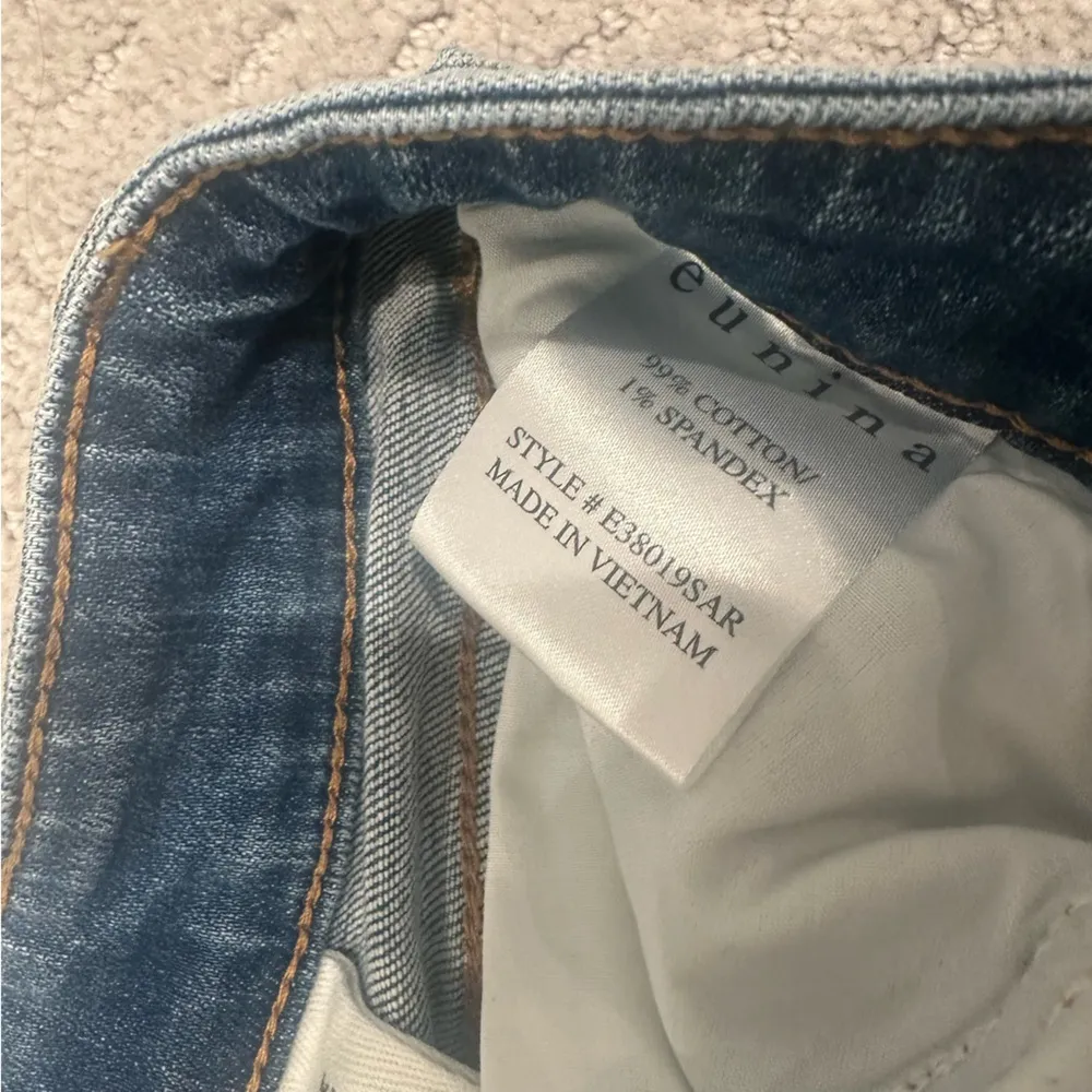 Eunina Lulu Women's Distressed Denim Shorts with Star Accents - size Small - Image 5