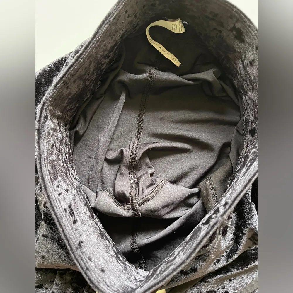 lululemon athletica Rare Ready to Crush High-Rise Velour Joggers Black- Size 6 - Image 11