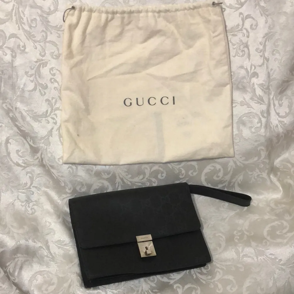 Gucci Handbag with retractable hand strap.  One owner.  Excellent condition. - Image 2