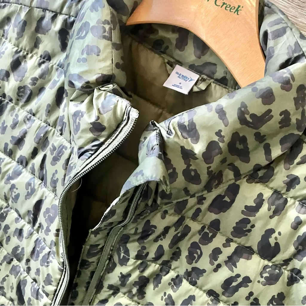 Old Navy animal print thin puffer jacket - Image 2