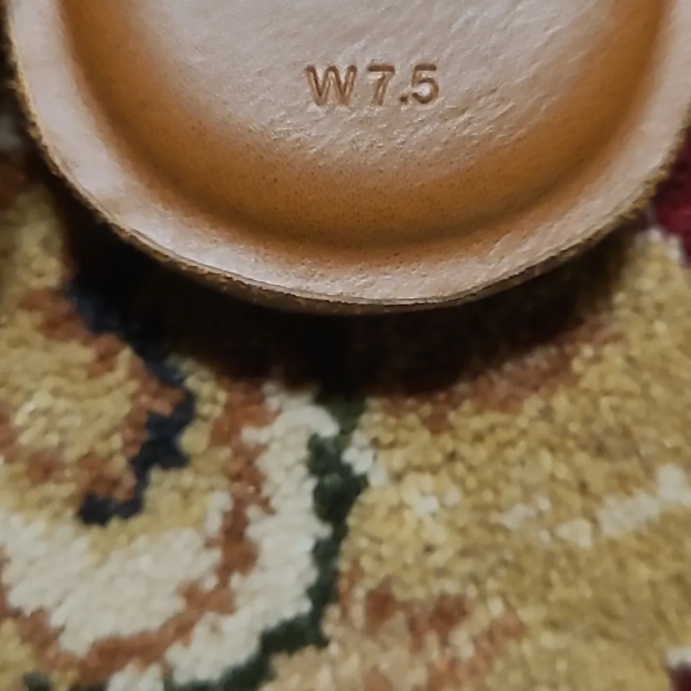 Toms Sandals SIZE 7.5 - Image 4