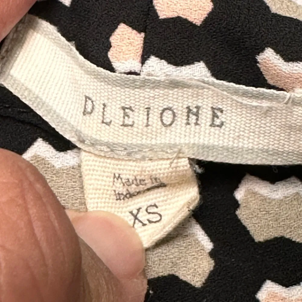 Women's Pleione Plunge Low V-Neck Sleeveless Blouse Black Tan Size XS EUC #7286 - Image 6