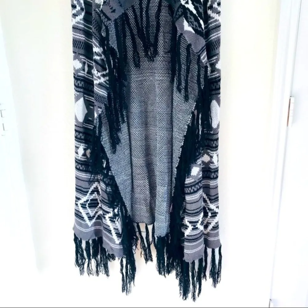 Romeo‎ & Juliet Couture Southwestern Fringe Waterfall
Long Vest Cardigan M - Image 6