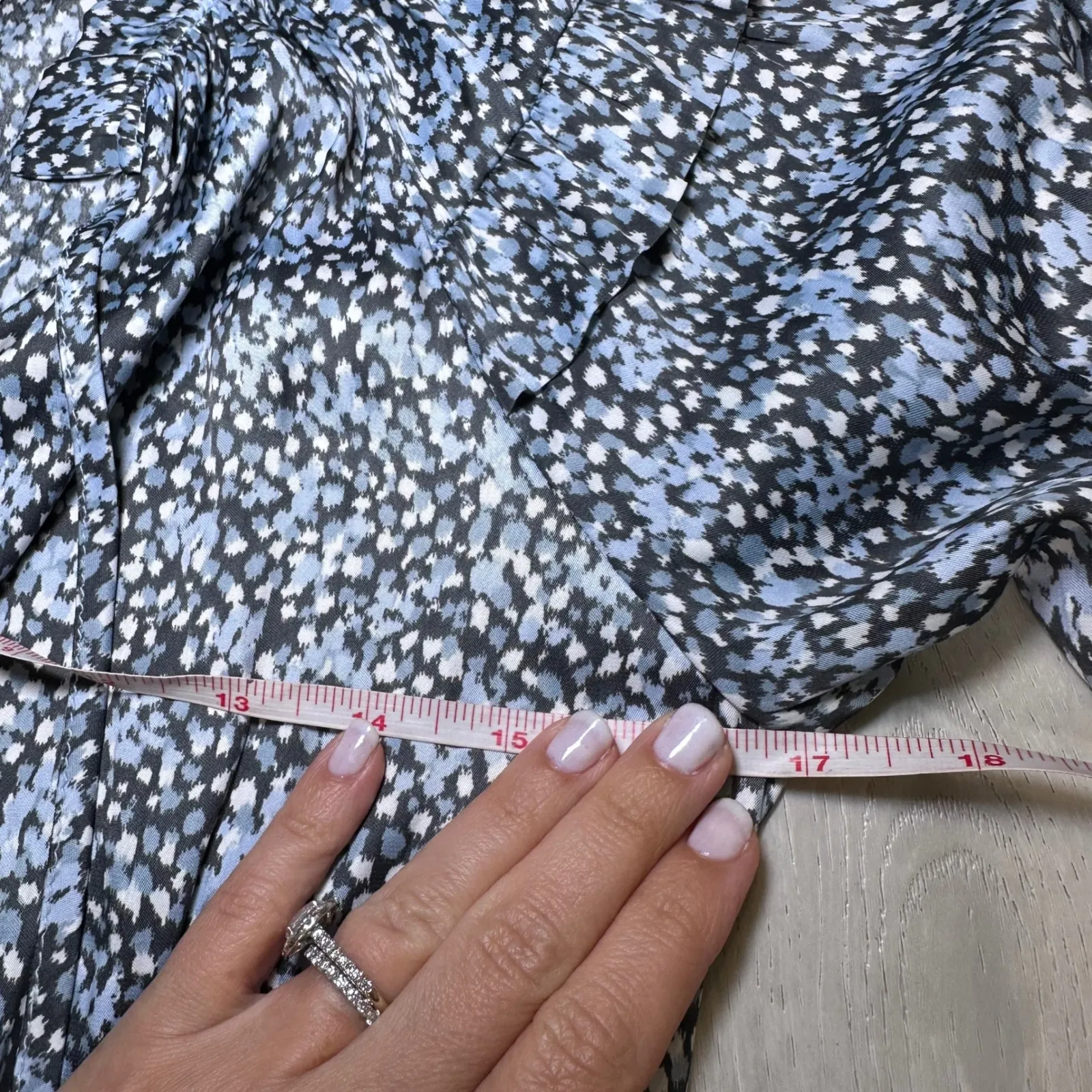 Gap 2023 split neck tiered mini dress navy white floral mini dress satin medium - Image 4