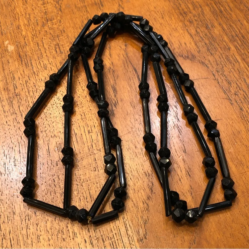 Black beaded necklace on elastic string - Image 5