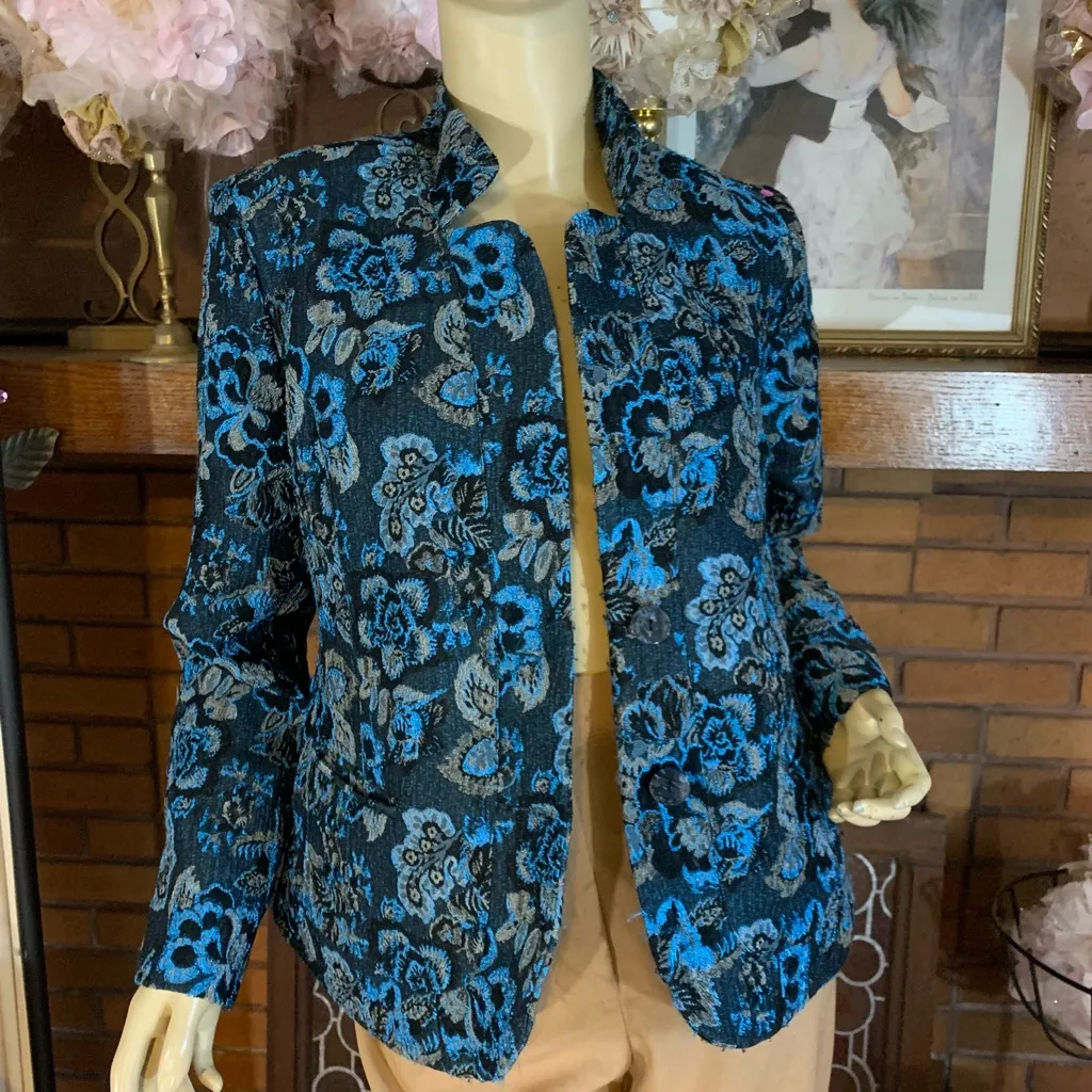 JONI B BLUE FLORAL PRINT JACQUARD BUTTON FRONT BLAZER (S) - Image 6