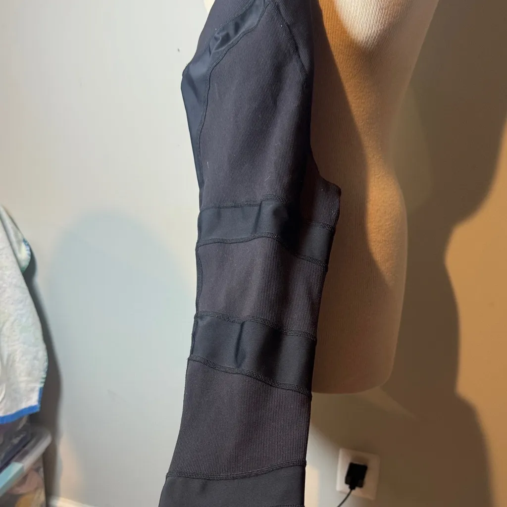 ALO Yoga black Leggings with cross cross design - Image 5