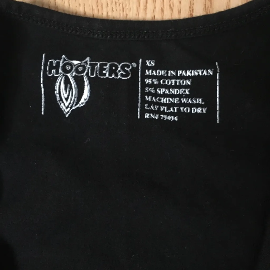 B36 #30 Hooters Girl Worn Uniform Short Sleeve V-Neck Tee & Shorts Black Size XS - Image 5