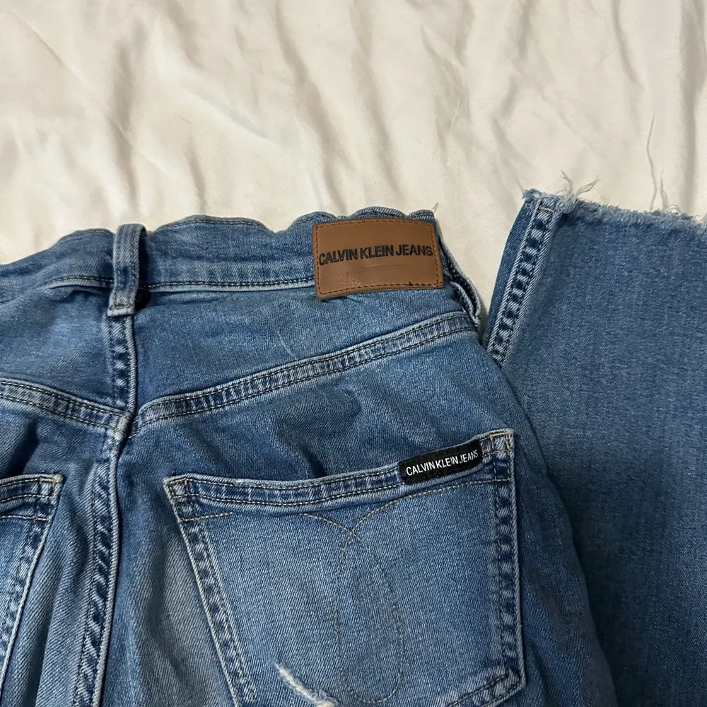 Calvin Klein Distressed Medium Wash High Rise Straight Leg Jeans size 25 - Image 2