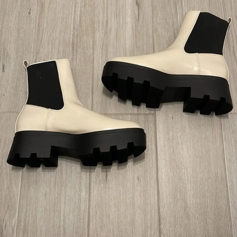 Chelsea Boot Size 10 - Image 6