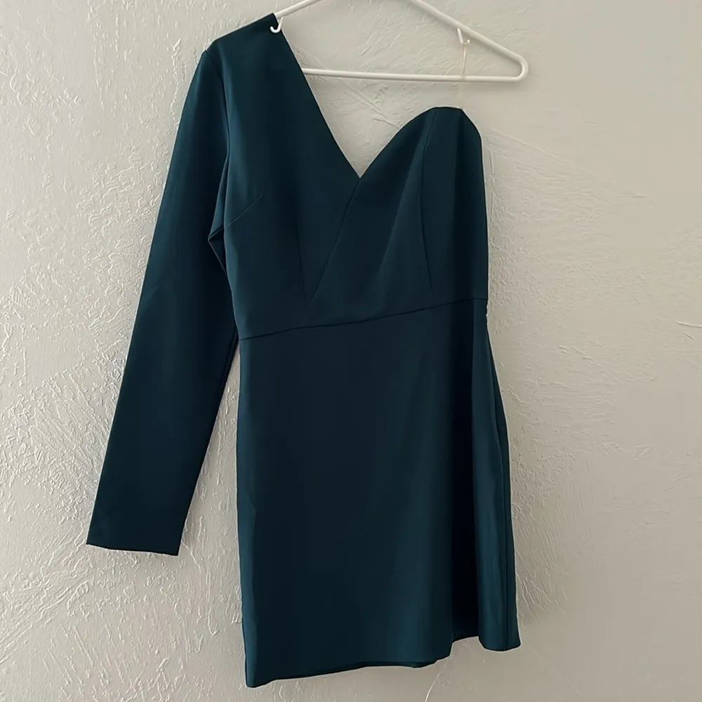 Emerald green one shoulder long sleeve sweetheart neckline semi formal dress - Image 5
