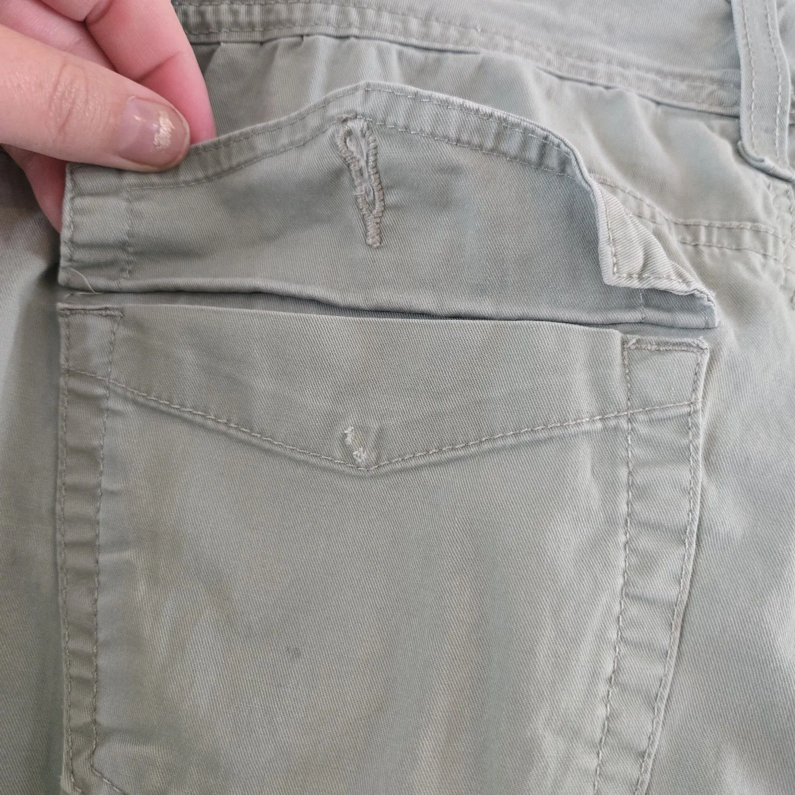 Bandolino Women’s Cargo Bermuda Shorts Sz 6 Green Button Side Roll Up Utility - Image 8